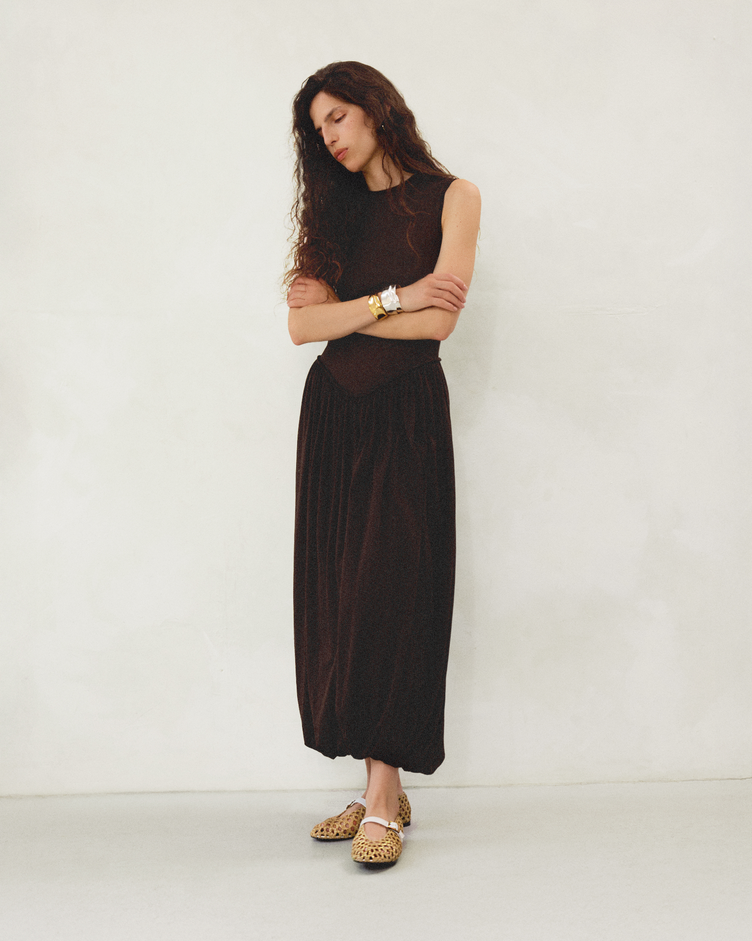 Model in a brown sleeveless dress